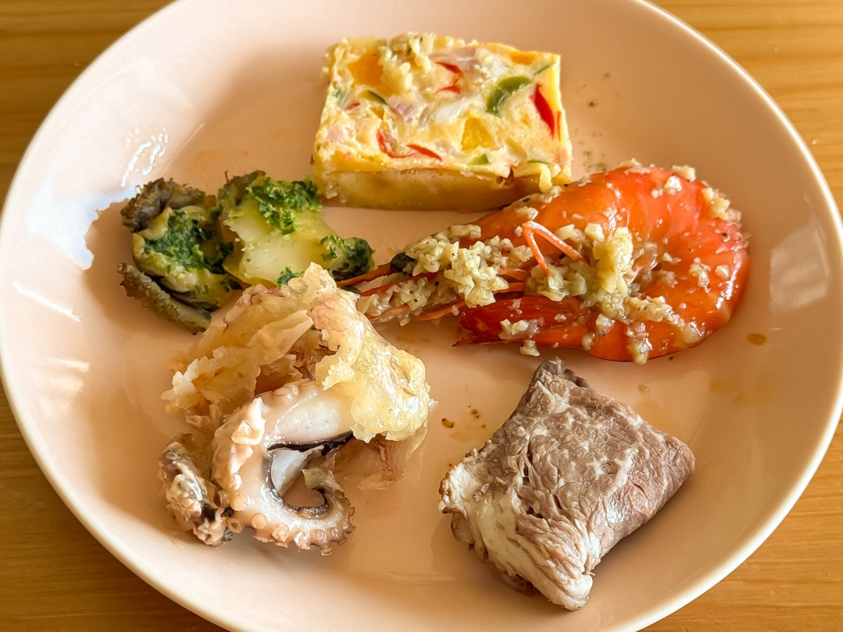 リュウジの至高のおせちがヤバい。すべてが酒のつまみになる。
普段酒を呑まない妻が日本酒ガンガン呑んじゃうほどには酒が進む。妻の口から次も頼もうという言葉が出たので今年も注文することになりそうです