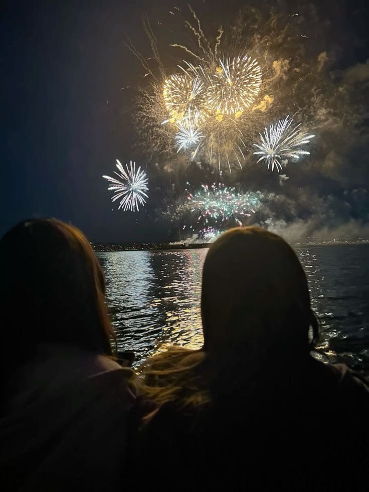 dad54's tweet image. Just having a few friends to count down with is enough and better than a romantic relationship. Haha, I wish this year will be my lucky year👭🎉🤩