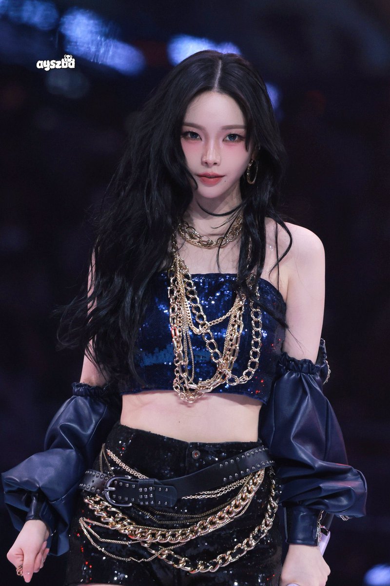 karina need to use dark blue lenses more