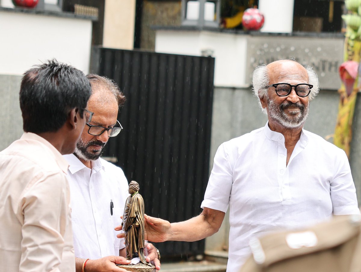 RIAZtheboss's tweet photo. No better way to start 2026 than seeing Thalaivar’s smile. 

#SuperstarRajinikanth greets fans this New Year morning with positivity and love. ❤️⭐️🤘🏼

📸 : @Vaibhavvivekk https://t.co/2BLaNFxoJI