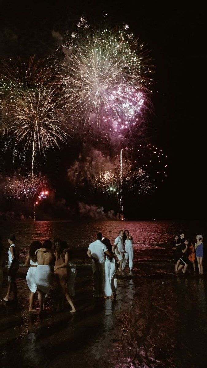 _artharbor's tweet image. For the last three years, I've been single, and for December 12th, I'm alone to count down, haha. They have some lovers, but me! Just lonely, haha. ☺️🎆✨