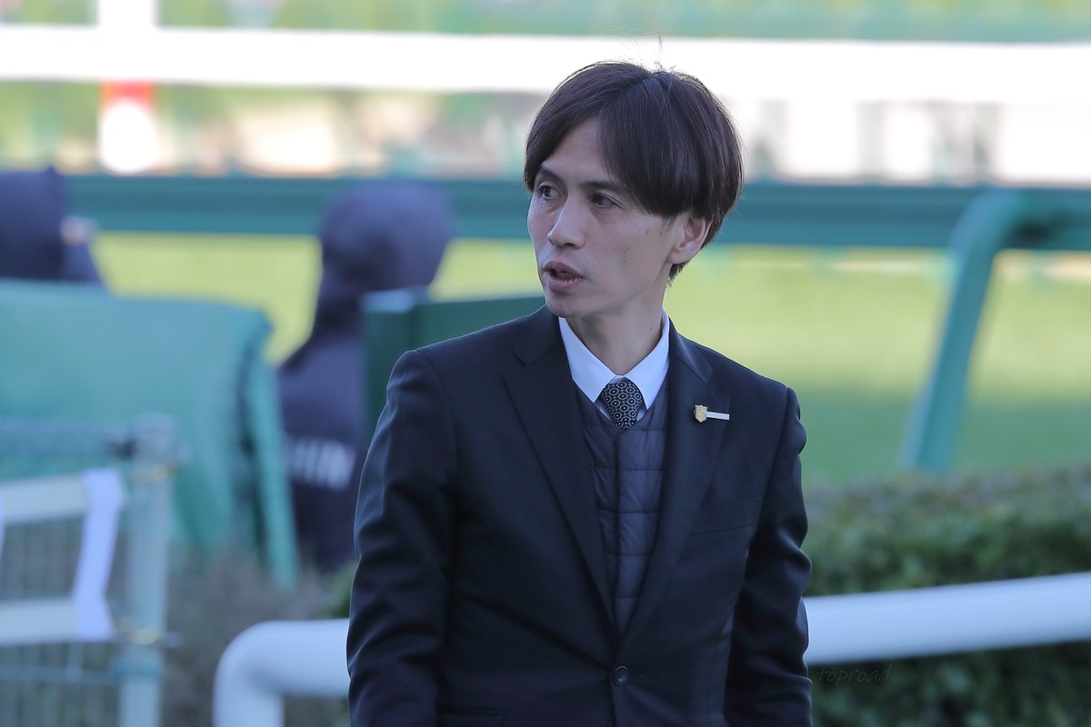 2025年12月27日（土）阪神競馬場

☆5R🥇2歳新馬
ショウナンハヤナミと吉村誠之助騎手

レイデオロ産駒🐴
渡辺薫彦厩舎の新馬勝ちに立ち会えました✨
おめでとうございます🎊

この時期の阪神の脱鞍所やウィナーズの暗さには骨が折れますな😅