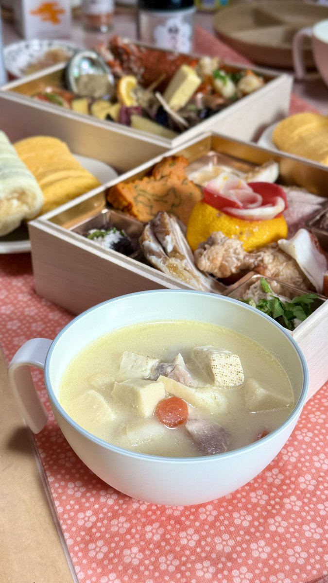 bobma_san's tweet photo. お正月は家族揃っておせち食べて、お酒飲んで、桃鉄してキングボンビーくらってからの優勝🏆
はー楽しいなぁ😊 https://t.co/CIMaqeHYXy