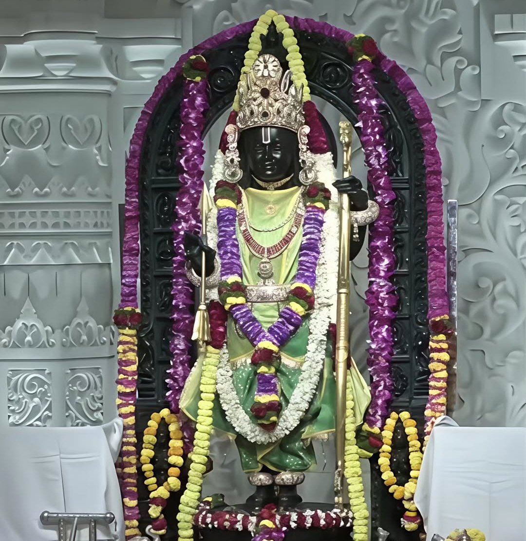 #रामलाल_प्रभू का आज #31दिसंबर2025 का #दिव्य_श्रंगार_दर्शन 😔🙏🏻
दोहा-62:-
सिव अपमानु न जाइ सहि हृदयँ न होइ प्रबोध।
सकल सभहि हठि हटकि तब बोलीं बचन सक्रोध॥
#divyasringardarshan #aajkasringardarshan #shriramlalasringardarshan  #ShriRamcharitmanas #balkand #31december2025 #wednesday