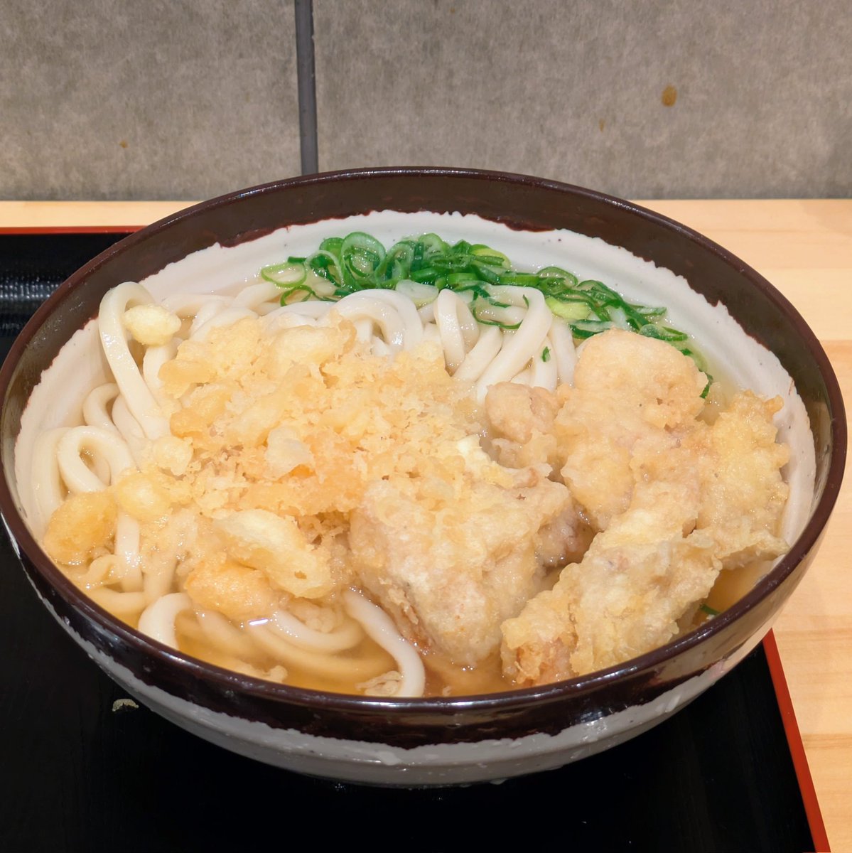 上野駅ナカのおにやんまで鳥天うどん大、ご馳走さまでした。