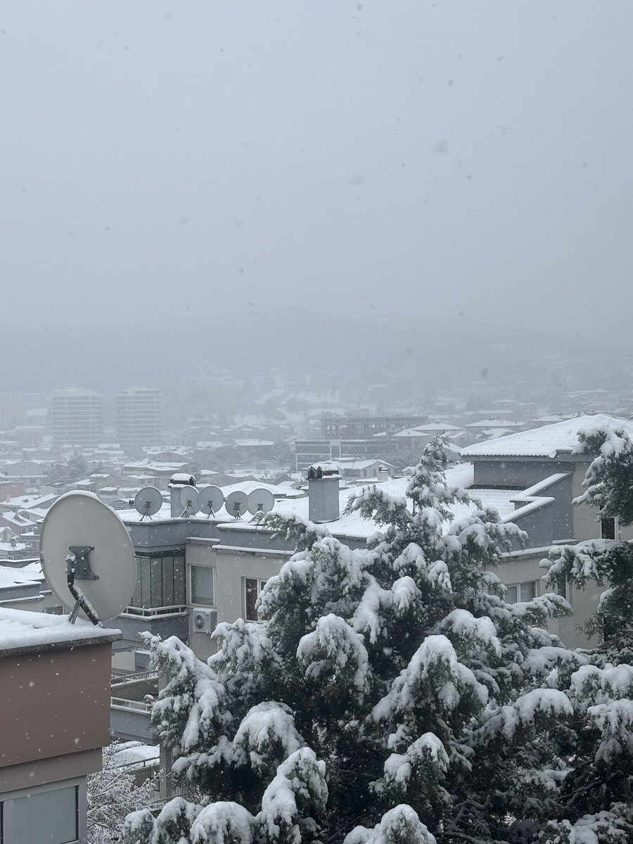 Yeni yılı karla karşıladık elhamdülillah.. Bursa'dan herkese bol karlı selamlar.