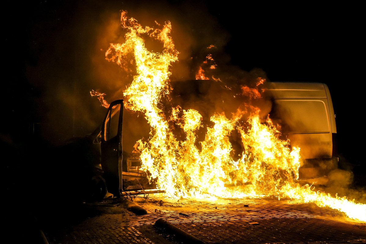 Bestelbus in de brand in Leiderdorp