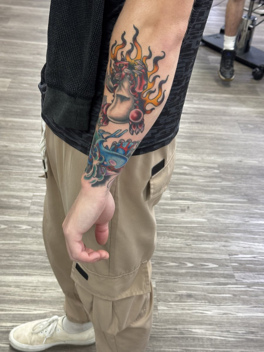 What a year! Surprising number of💯and ✨for me in a year. Even if it’s mediocre to most. 9✨💯Went to my 2nd ever in person event with at the time, strangers other than Trev, but quickly became close friends with them. Finished my tattoo. Moved out, and met a really amazing girl