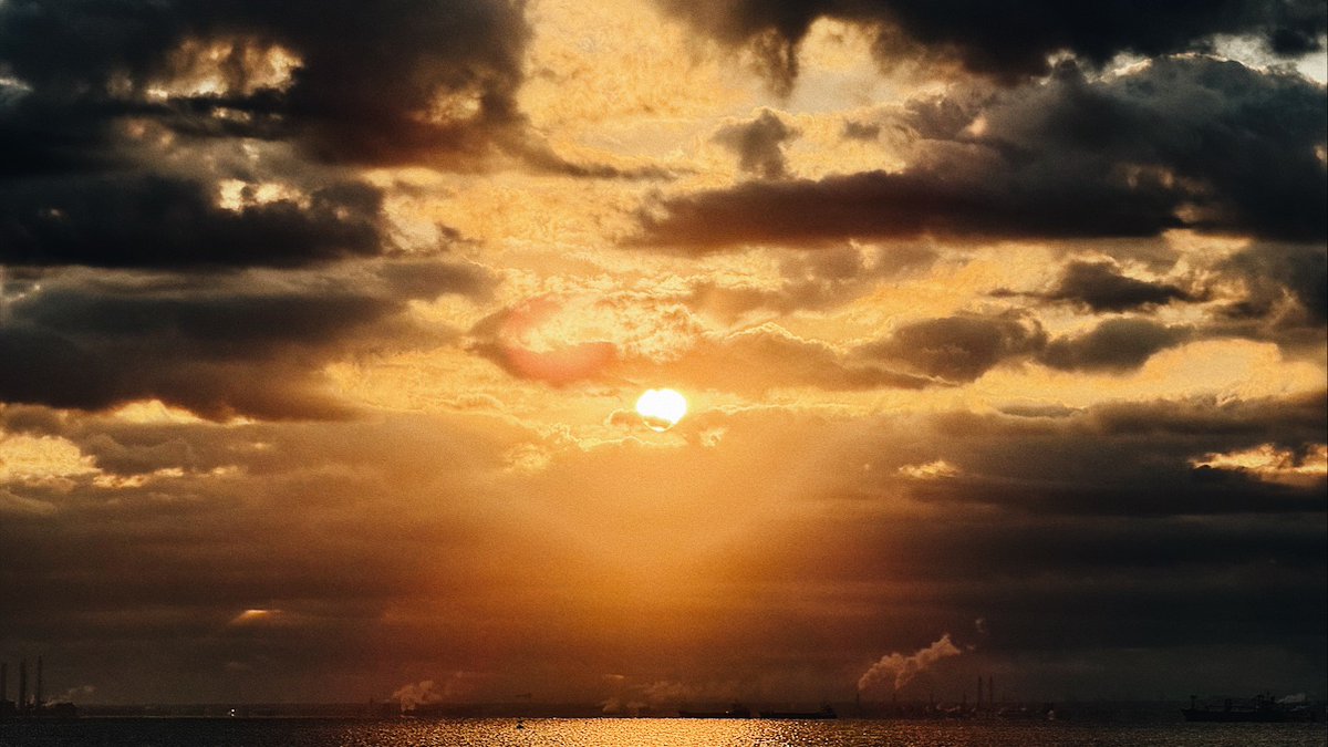 inokiroku's tweet photo. 初日の出を見に早起きした  曇りだったけど雲の切れ目から見えた太陽はちゃんときれいだった https://t.co/wgQLSd8irp