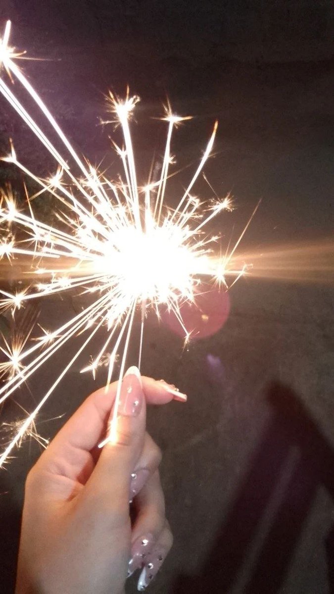 Anca94's tweet image. Sometimes maybe it's because God sees me as a strong girl, so that's why he leaves me alone, haha. Happy new year 😂🎉