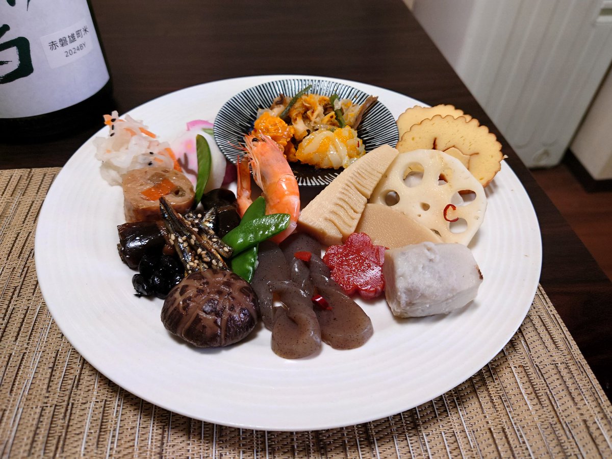 tanizoh20's tweet photo. 明けましておめでとうございます🎍🐴
今年もよろしくお願いします🥺

今年もおせち作ったので載っけときます🍱🍲

半分手作りのお節、毎年時間かかるんだよねぇ😓💦

#お節料理 
#お雑煮 https://t.co/Frc4Y4byXy