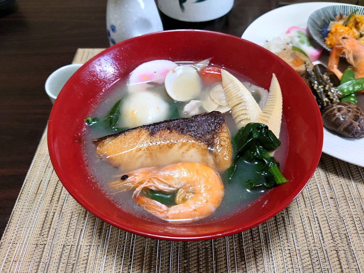 tanizoh20's tweet photo. 明けましておめでとうございます🎍🐴
今年もよろしくお願いします🥺

今年もおせち作ったので載っけときます🍱🍲

半分手作りのお節、毎年時間かかるんだよねぇ😓💦

#お節料理 
#お雑煮 https://t.co/Frc4Y4byXy