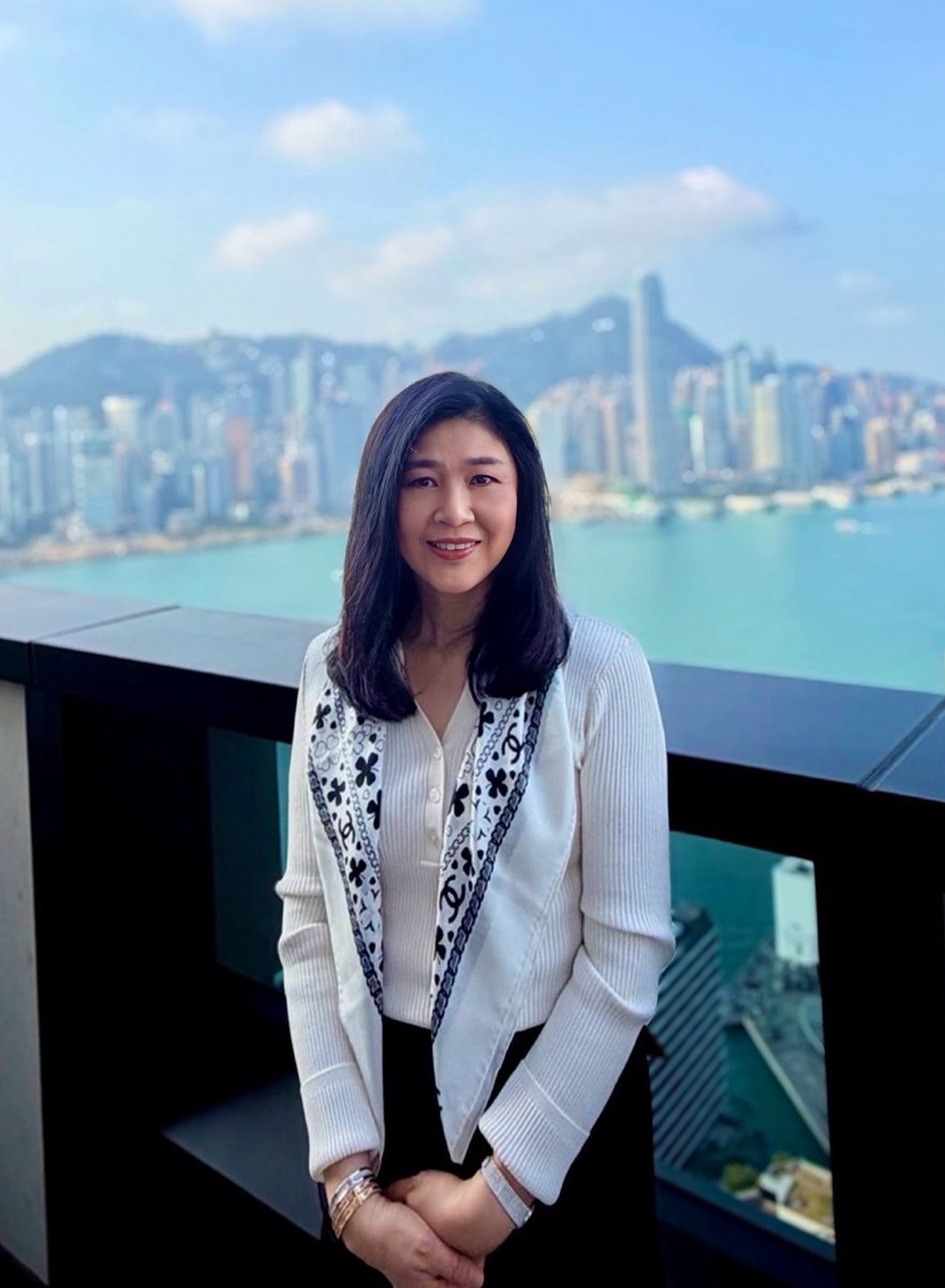 สวัสดีปีใหม่ 2569 ค่ะ

ดิฉันขอส่งความปรารถนาดีมายังพี่น้องประชาชนชาวไทยทุกคนนะคะ ขอให้ทุกท่านและครอบครัว ประสบแต่ความสุข ความเจริญ มีสุขภาพแข็งแรง มีกำลังใจที่เข้มแข็ง

ขอให้ปี 2569 นี้ เป็นปีของความเจริญก้าวหน้า ก้าวผ่านอุปสรรค ก้าวข้ามความยากจน ก้าวสู่สิ่งดีๆ มีอนาคตที่สดใส