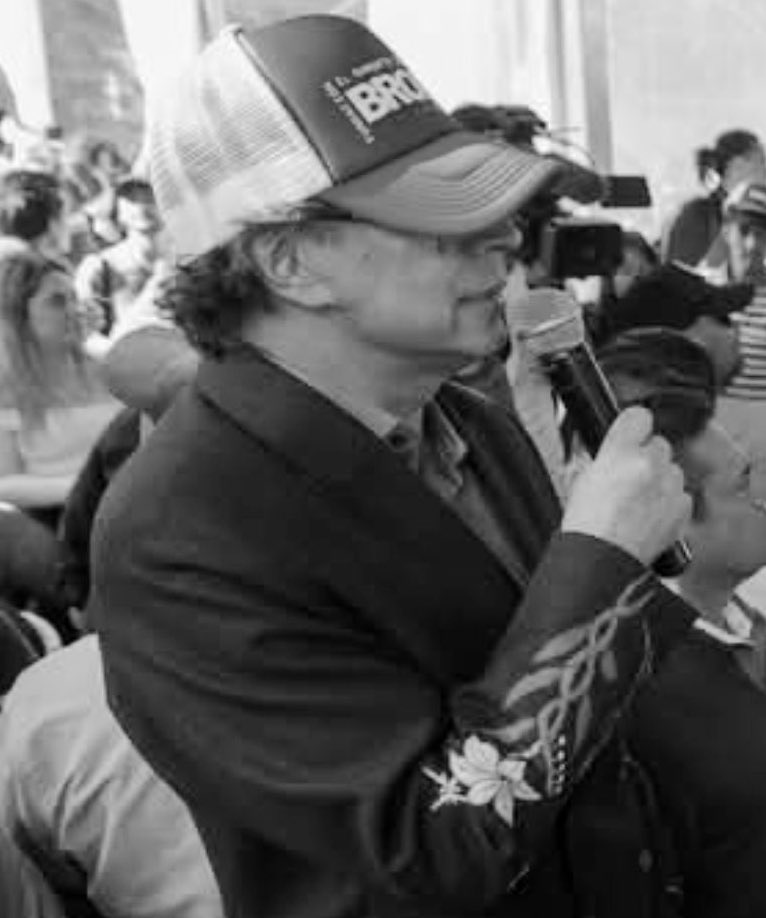 ⭐️Feliz año!! Súper feliz porque este año sacamos al adicto.

Nunca más un ex guerrillero en el poder, no más indulto a bandidos. Todos sometidos a la justicia, perseguidos, capturados,  tras las rejas o dados de baja! 

El del sombrero fue dado de baja y nunca dio más guerra ✅