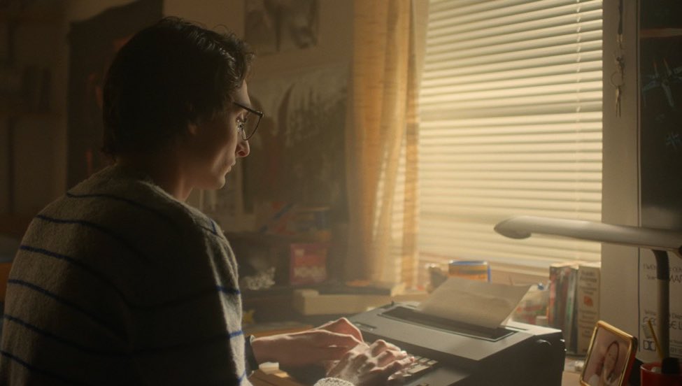 O Mike com uma foto da El na mesinha dele, que dor, eu quero morrer, é só isso que eu quero 
#StrangersThings5