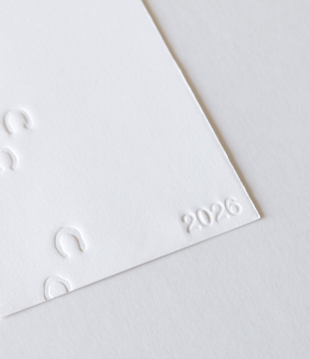 あけましておめでとうございます。

午年と言う事なので雪の上の馬の足跡をモチーフに年賀状を制作しました。