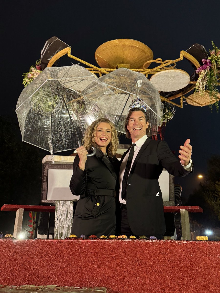 MrJerryOC's tweet photo. Thanks #CNNNYE from @StarTrek @RoseParade Float! https://t.co/7IPSyqGPD2
