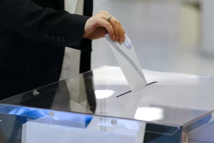 Η δημοσκοπική αφετηρία της νέας χρονιάς για την κυβέρνηση – «Στοίχημα» η διαφορά με το ΠΑΣΟΚ και η συσπείρωση

Στην εκπνοή του 2025, οι πολιτικοί συσχετισμοί όπως αποτυπώνονται στις δημοσκοπήσεις, επιβεβαιώνουν ένα πολιτικό σκηνικό ρευστότητας, που εν τέλε
emprosdrama.blogspot.com/2026/01/2025.h…