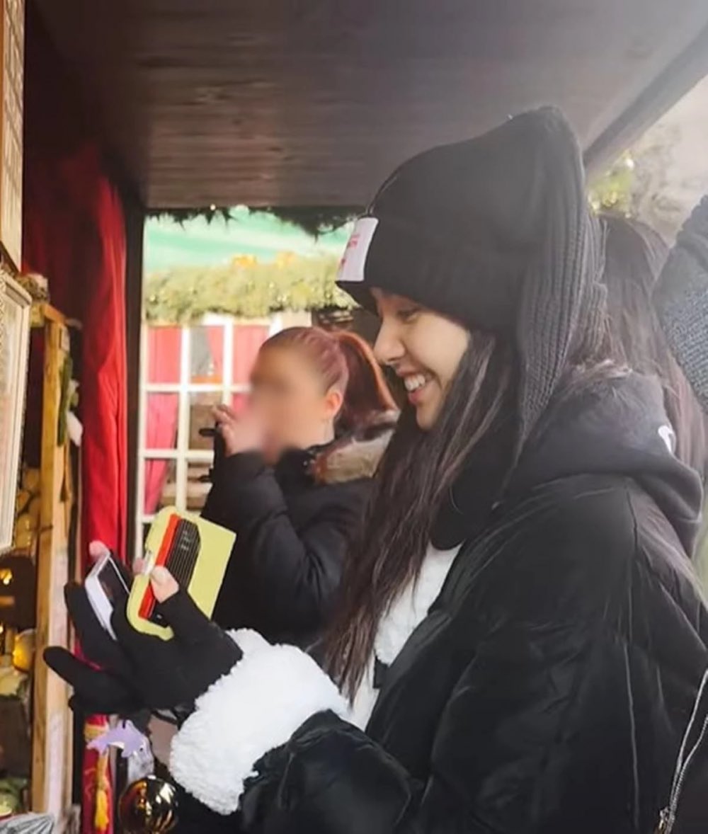 myjlouis's tweet image. ลิซ่ามี American Express กับ Hyundai Card เลยหรอ แม่เจ้าชีถือ black card 2 ใบ นี่ชั้นติ่งใครอยู่นี่ชั้นเปย์ใครอยู่ ชีอายุน้อยพันล้านป่ะ 🫠🙏🏻