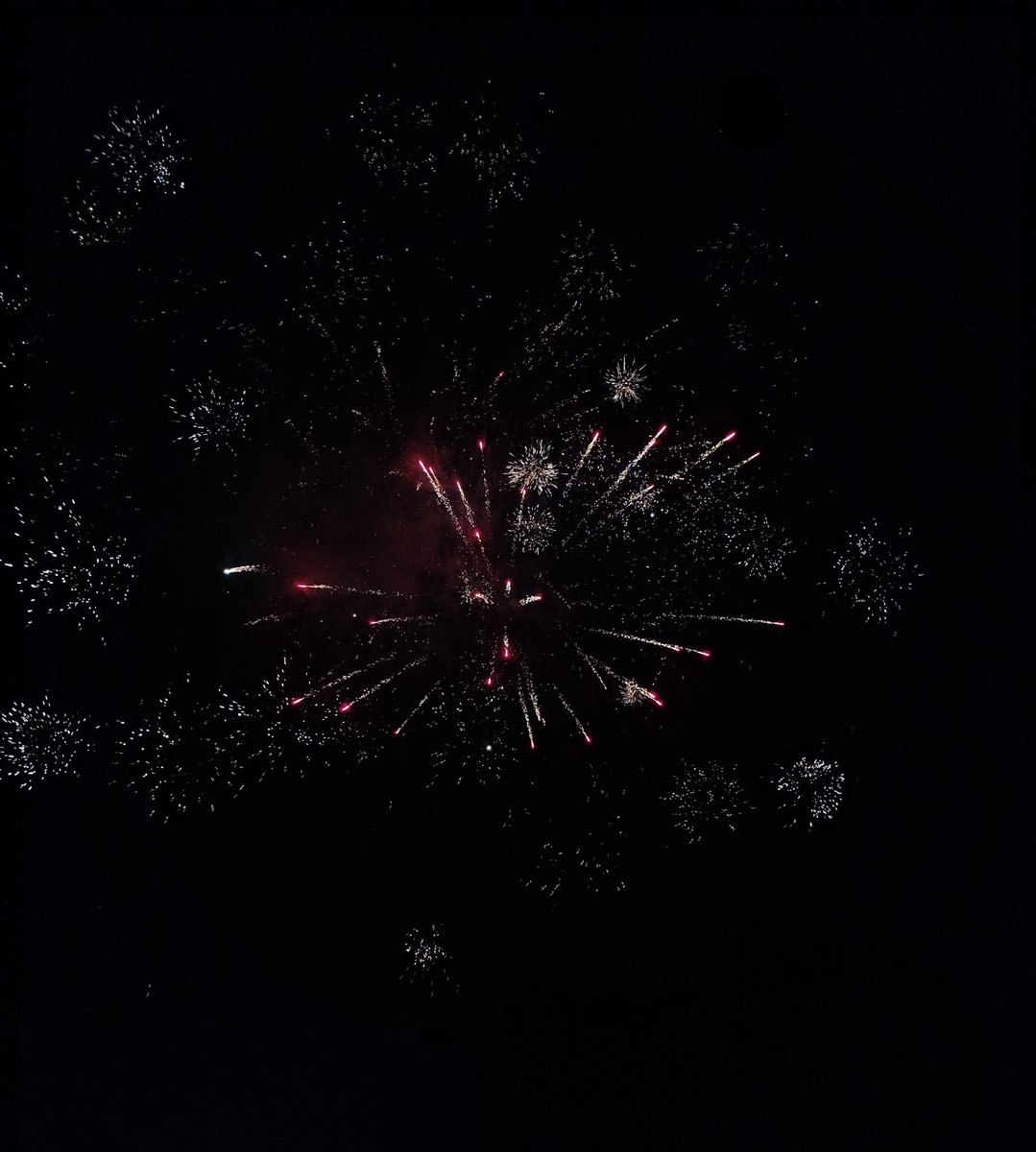 bubbllze's tweet image. feliz año a todos 👐🏻