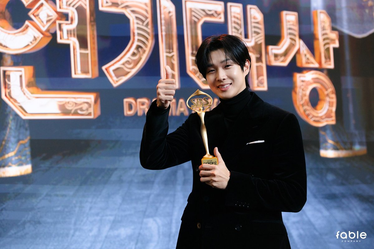 ウシクさん 
ミニシリーズ ロマンティックコメディ部門・男性 
最優秀演技賞受賞おめでとうございます🏆✨✨

#SBSDramaAwards2025