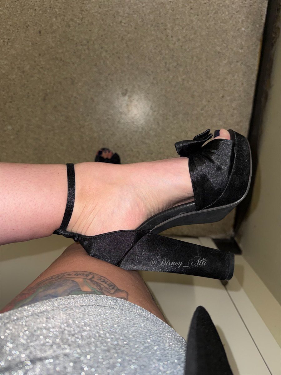 Happy New Year - hope it’s a good one! #shoes #shoefie #shoesoftheday #sotd #outfitoftheday #ootd #highheeledshoes #pumps #highheellife #highheellover #highheeladdict #shoelover #shoefreak #shoeporn #shoewhore #shoeaddict #shoeaholic #shoeaddiction #heelsporn #heels #showoff #NYE