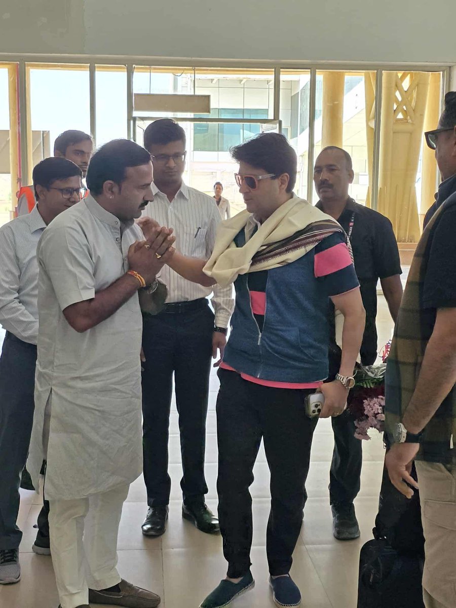 माननीय केंद्रीय संचार एवं उत्‍तर पूर्वी क्षेत्र विकास मंत्री श्री ज्योतिरादित्य एम. सिंधिया जी को जन्मदिवस की हार्दिक शुभकामनाएं!

ईश्वर से आपके उत्तम स्वास्थ्य एवं दीर्घायु जीवन की कामना करता हूं।

Jyotiraditya M Scindia