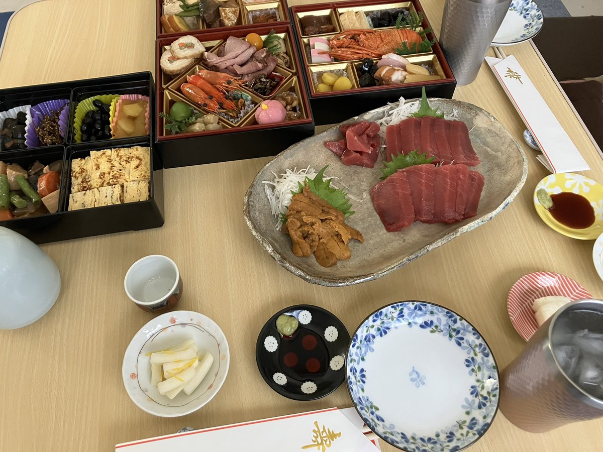 suk_082's tweet photo. あけましておめでとうございます🎍
年末に何年ぶりかの風邪をひいてしまい、寝正月になるのは避けたくて頑張って回復しました💪
無事に年越し、元旦🍱🍻やっています😊
本年もよろしくお願いいたします🙇‍♀️

紅白歌合戦の永ちゃんにしびれ😍
原曲キーで歌いあげた聖子ちゃんにも尊敬🥰 https://t.co/O4cFVwX9up