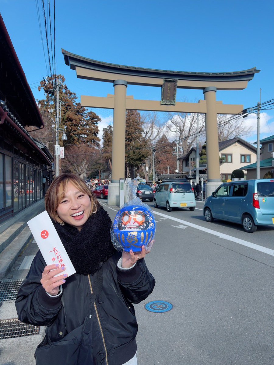 明けましておめでとうございます⛩️

今年の達磨さんは青🤗🔵

シンガーソングライター✖️移動スーパーはじ丸

2026年も働いて働いて働いて働いて働いて参ります🫡🔥

今年もよろしくお願いします🎍