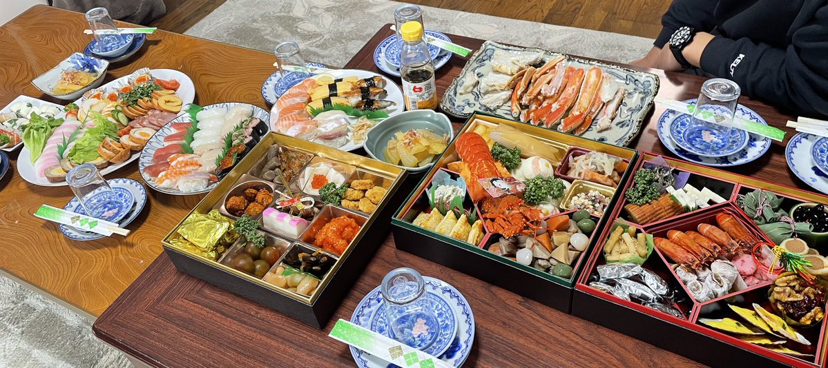 Accelerando820's tweet image. 今年は吉宗のおせちだそうで！