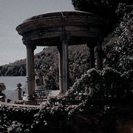 "Sovereign Queen of Nabellon" Thalyra Améth tweet media