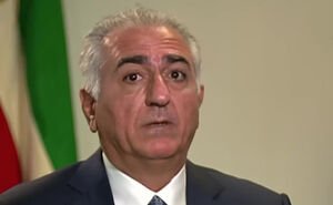 این فردی که در تصویر می‌بینید، نمادی تاریخی است از «سرسپردگی» و «خیانت».
#فرقه_پهلوی