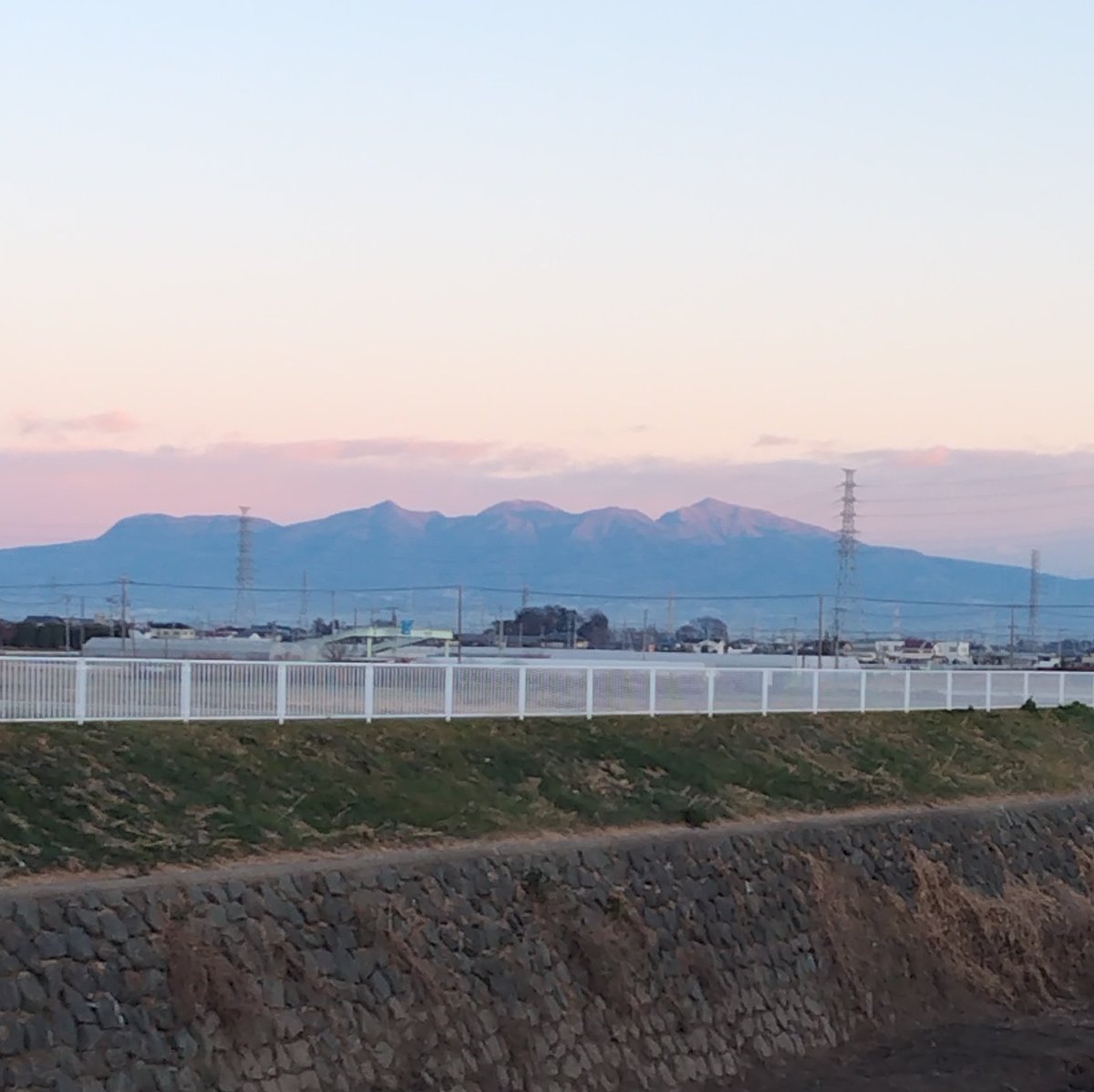 yipo121's tweet image. 初日の出の直前の山がキレイだったし、雲が多めで、なかなか顔を出さなかったけど、今年も無事新年を迎えられました。

笑顔溢れる良い年になりますように。