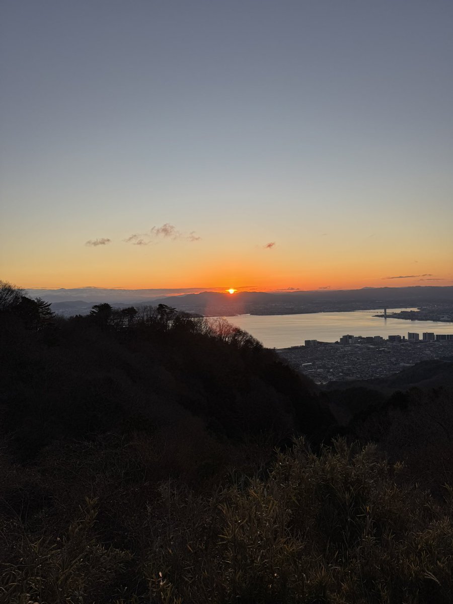 明けましておめでとうございます🎍✨

昨年よりも、もっと出会いやご縁への感謝を大切にしながら、楽しんで前に進める
一年にしたいです！

引き続きTVアニメ『報われなかった村人A』も頑張っていきます🔥
今年もよろしくお願いします🌟

滋賀の比叡山から見た初日の出の写真を添えて🌅

 #村人A溺愛