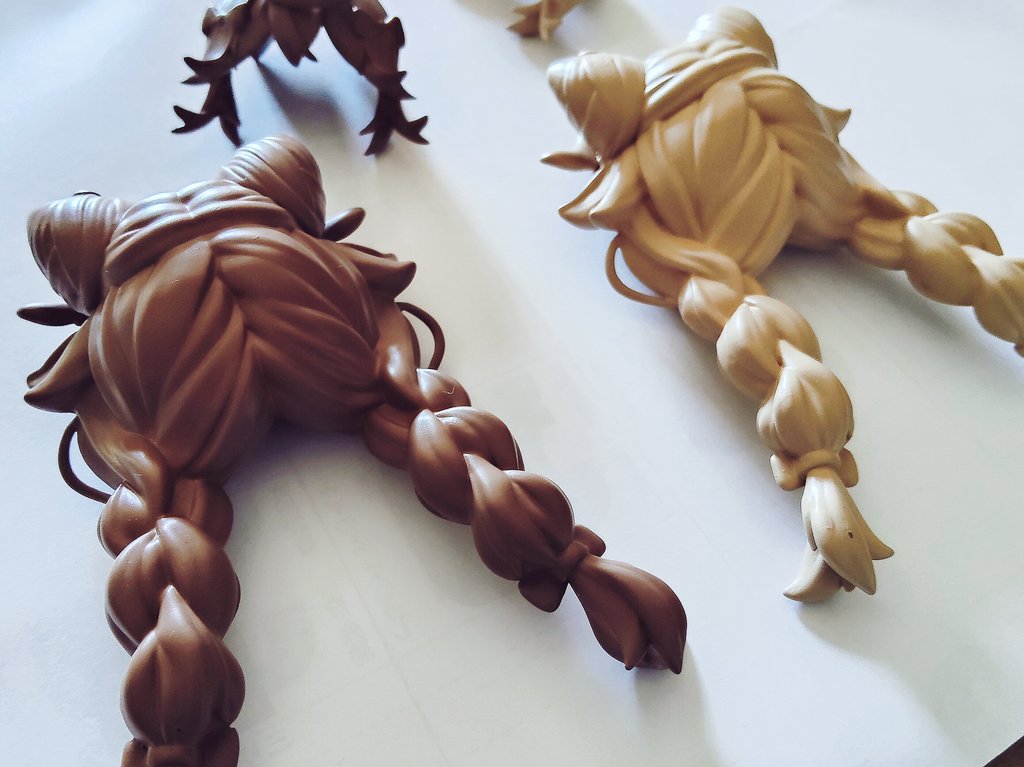 喪中のため新年の挨拶は控えさせていただきます🙇

今年も宜しくお願い致します。
正月でもやる事はいつもと変わらず。シュガリーちゃんの頭を塗っております。(１つはitoさんの)
自分のだからいいけど、塗装が下手過ぎて…プラモデルとか作る人への尊敬が😇✨