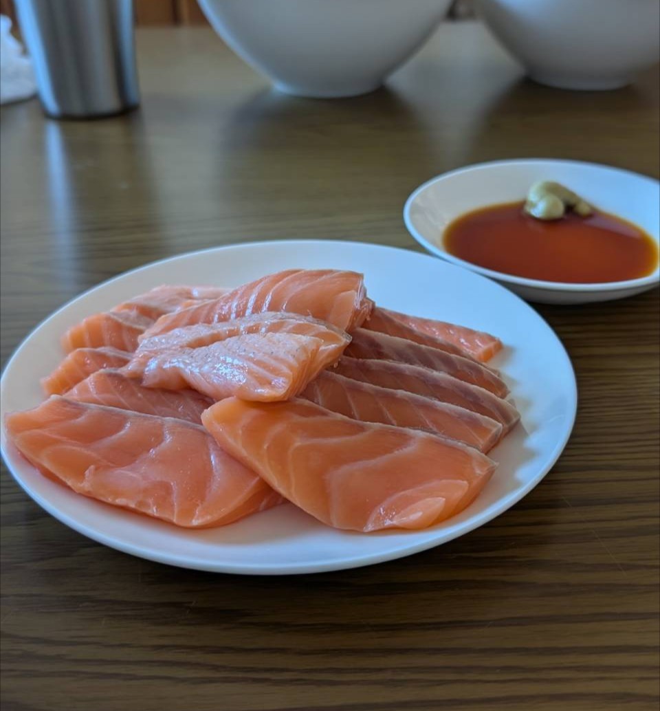 あけましておめでとうございます！
新年はお風呂の中で迎えました(笑)

新年一発目に食べたのはひもかわうどんと、サーモン刺身！
ブロックで届いたんだけど、この量があと7つあります！
どうしてやろうかなぁ。