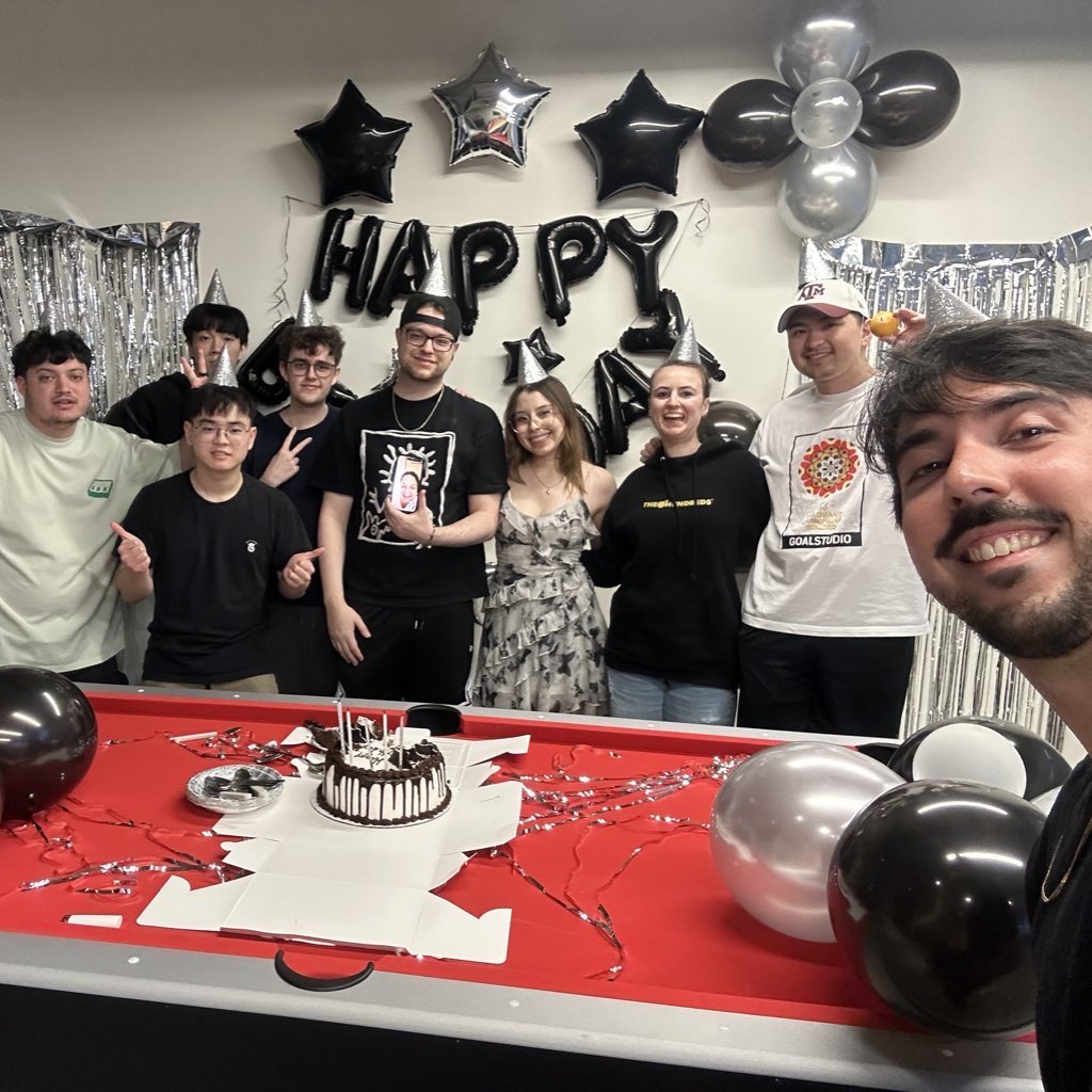 imsofipo's tweet image. 2025 fue un año lleno de aprendizajes en todo el aspecto de la palabra. Constantemente extraño a mi abuelita pero estoy segura que ella está con mi familia hoy y siempre. Estoy muy agradecida con las personas que me rodearon durante estos 12 meses. Feliz año nuevo para todos!❤️🎉