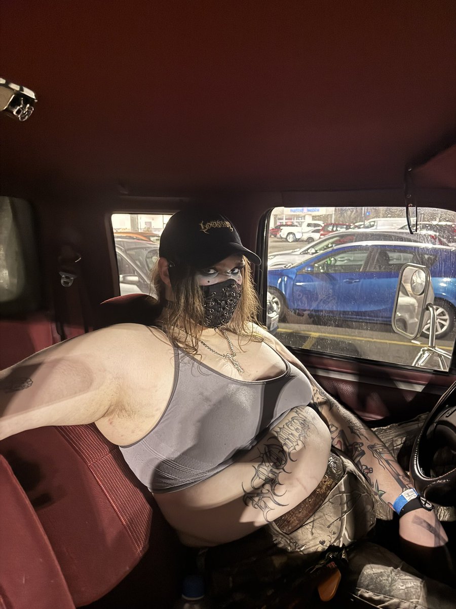 CraigslistModel's tweet photo. hot and sweaty post gig who want me https://t.co/3bahJIB8rb