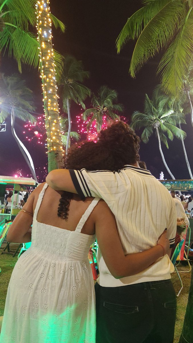 https_Moonl1ght's tweet image. Veiii aconteceu uma coisa muito fofa hj, eu e o meu namoeado eatavamos  abraçados observando os fogos, quando do nada uma senhora pediu o meu celular emprestado parar tirar uma foto nossa, pois estávamos muito bonitos juntos ainnnnn que fofa e dps ela ainda me deu bolo aaaa