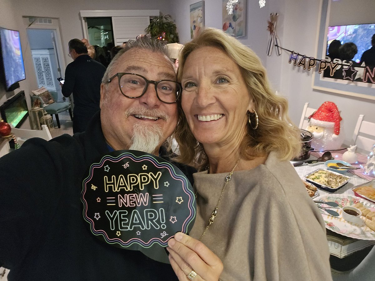 AmyLMR's tweet photo. Happy New Year! https://t.co/8rbEXMHXVc