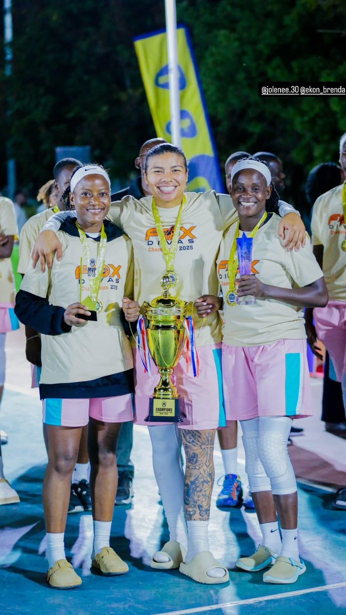 evelyne_11 tweet media