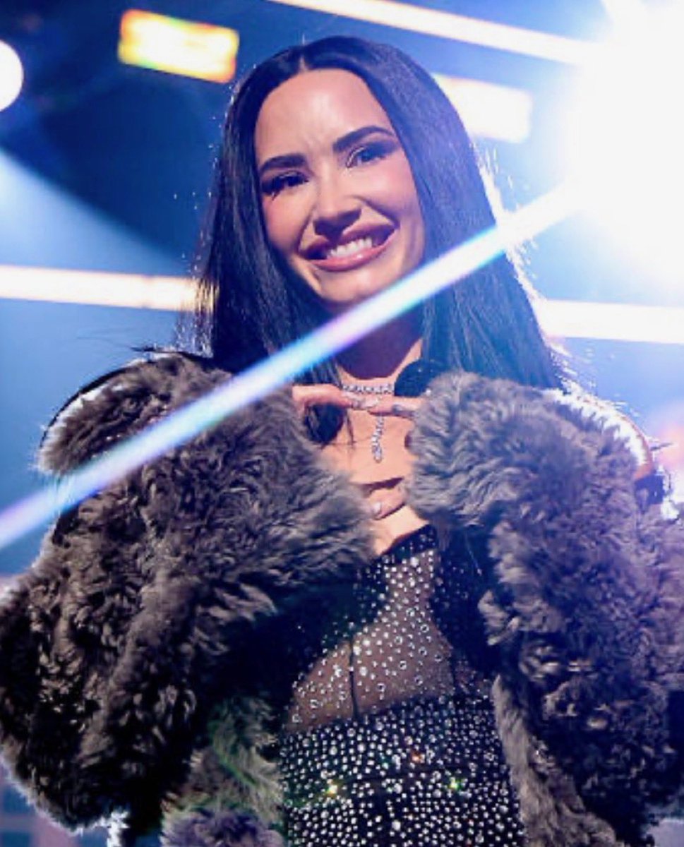 portallovato's tweet image. As três músicas performadas por Demi Lovato no New Year’s Rockin’ Eve foram:

• Sorry Not Sorry 
• Sorry To Myself 
• Heart Attack 

Gostaram, lovatics?