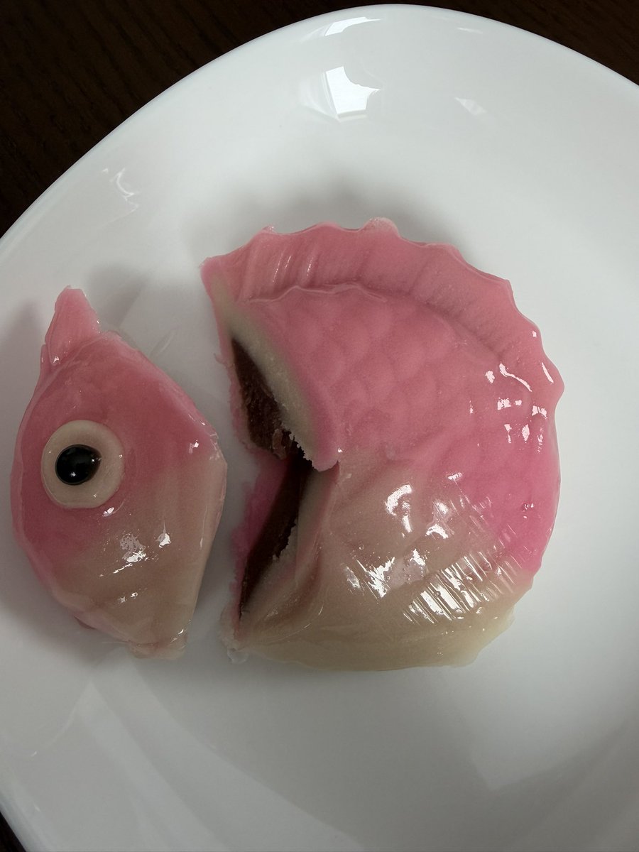 Yuucharoru's tweet photo. 切り方わからなくて切ってみたけど、これであってる？

あけましておめでとうございます🌅
本年もよろしくお願いいたします🙇‍♀️ https://t.co/AtcbDkzmgf