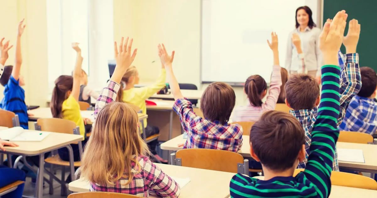 ESL lesson plans for kids😄 
This week "Health &amp; sickness"

In this lesson students practice talking and asking about health and sickness. Students play sickness vocabulary games, sing a song, read a funny story and perform doctor / ...

eslkidstuff.com/esl-lesson-pla…