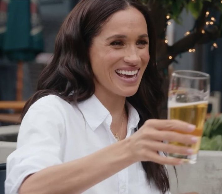 Wishing you all a year full of light, love, and moments that make your heart happy! 🥂