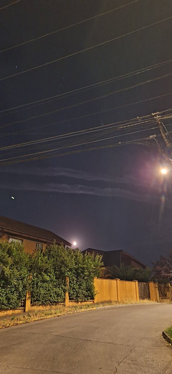 Sali a cerrar el portón y vi un destello de luz.
Miré hacia el cielo y estaban estas dos estelas.
Pensé eran fuegos artificiales o bengalas.
Pero yo vivo en Concepción y también se vieron en Hualpén. 
Primera foto sobre mi casa. Segunda en Hualpén, cerca de la casa de mi hijo.