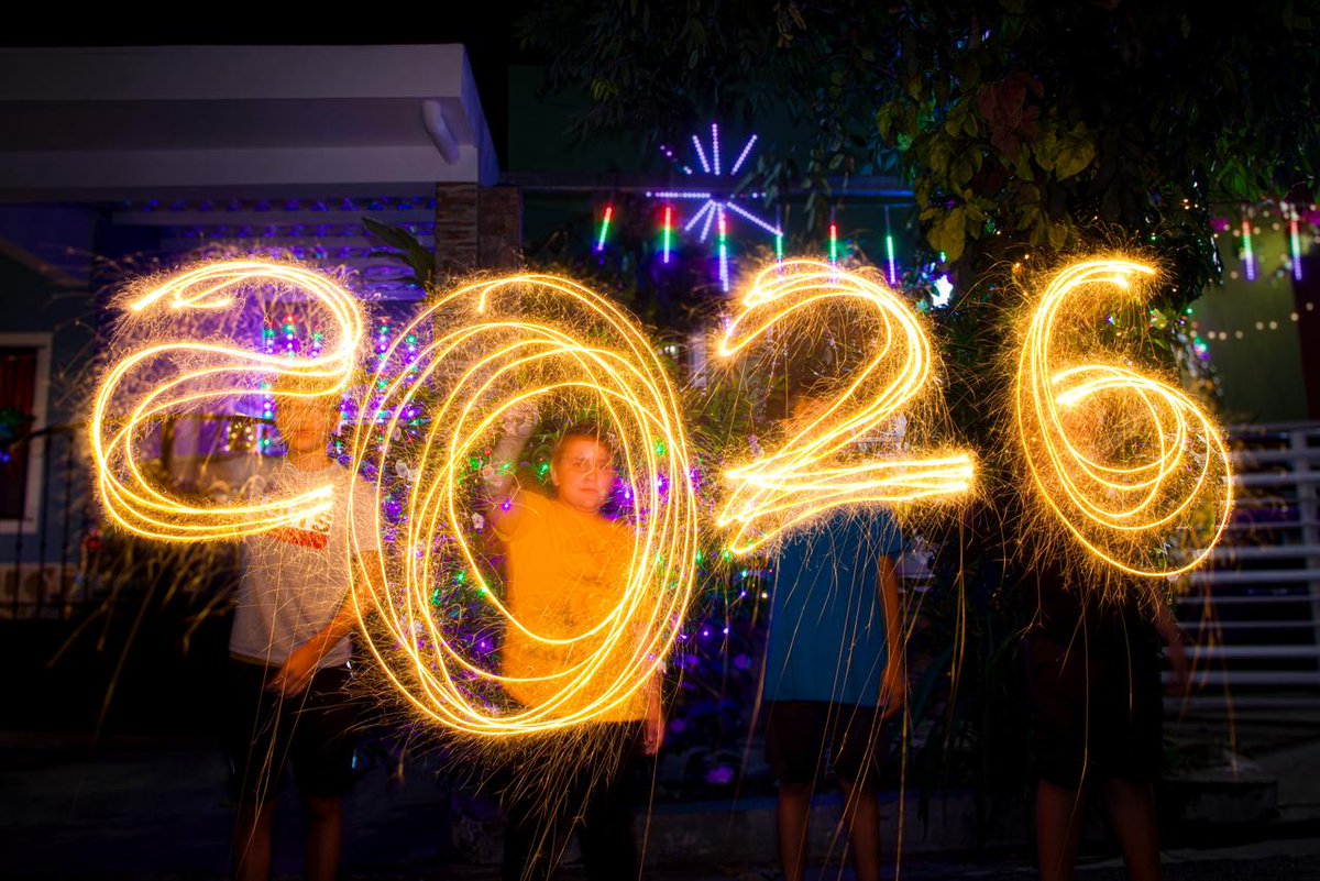 #FelizAñoNuevo | Deseamos a toda la población un feliz 2026. Que en armonía sigamos avanzando hacia un país más próspero, ordenado y seguro para todos, gracias al entorno generado por el Presidente <a href="/nayibbukele/">Nayib Bukele</a>. #SecretaríaDePrensa