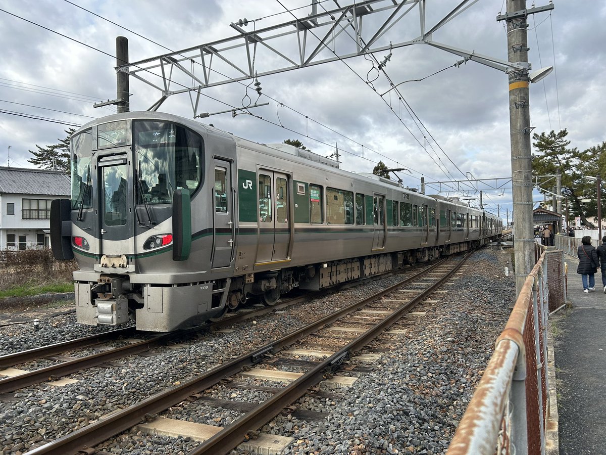 227系4連。混雑時にオールロングシートはその威力を発揮する✨もう201