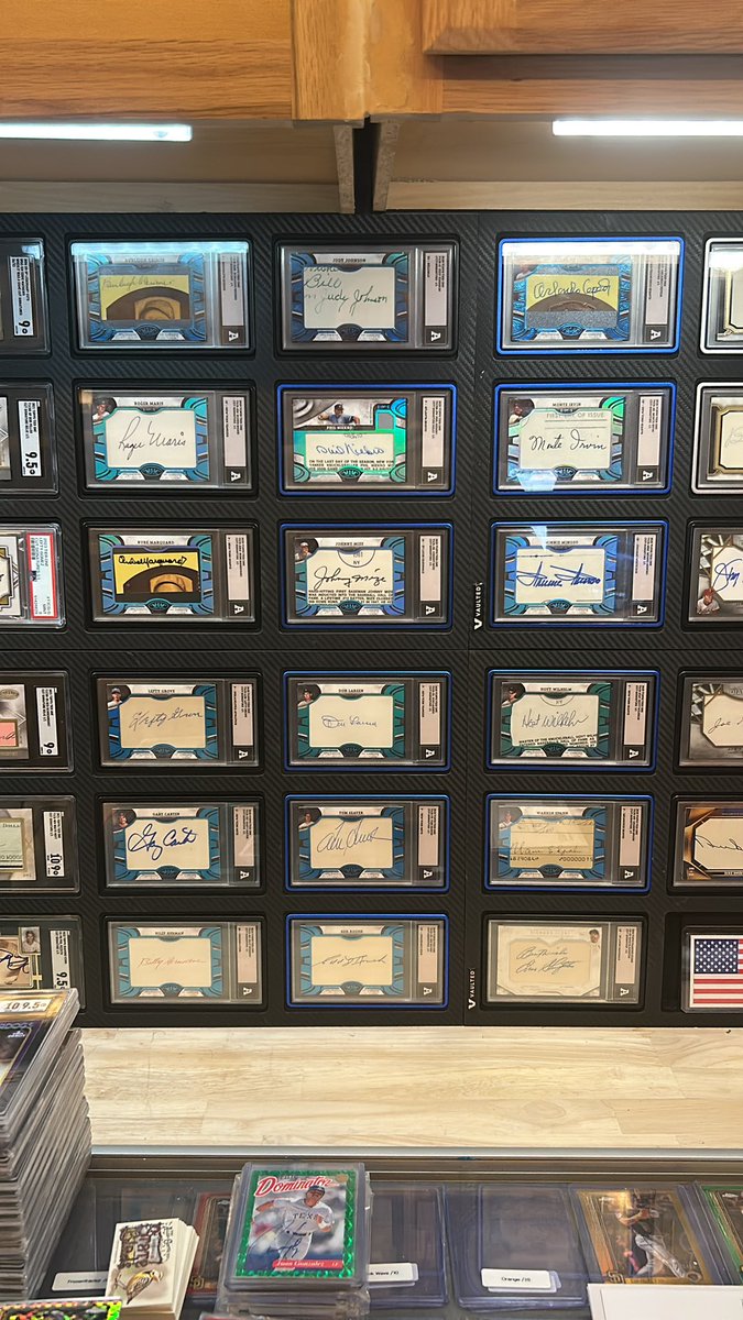 Ob1JohnKenob1's tweet image. Happy #1of1 day! Since most of my colllection is made up of 1/1s, here is my current 2025 Tier One cuts. Have 3 more in transit! I have 20 of the 64 1/1s. #thehobby @CardPurchaser Happy New Year!