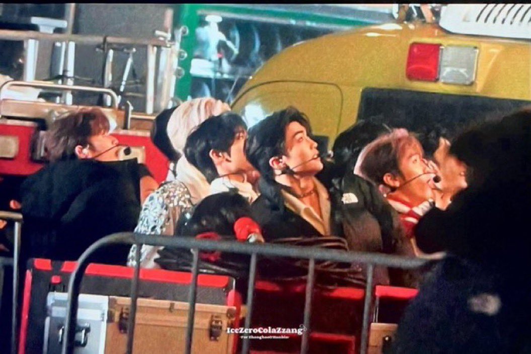 awehao's tweet image. in honor of 2026 this is my fav zb1 new years picture ever when they watched the fireworks with yujin cause he was underaged